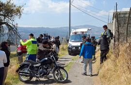 Integrantes de equipos de rescate y de la policía, acuden a la zona donde se registró un incendio este lunes en Ciudad de México.