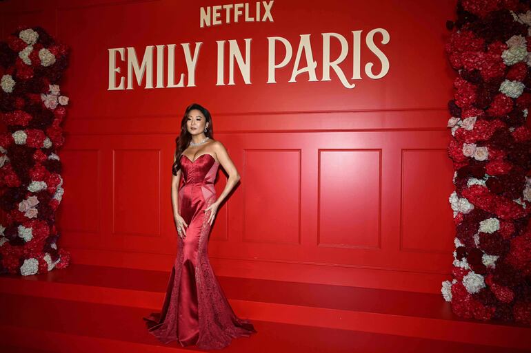 La actriz estadounidense Ashley Park en la red carpet del preestreno de la quinta temporada de la serie "Emily en París", en el Grand Rex de París. (Blanca CRUZ / AFP)