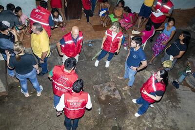 Funcionarios del Ministerio de la Niñez durante un operativo realizado el 23 de diciembre del 2023 en un hospedaje ubicado en cercanías de la Estación de Buses de Asunción.