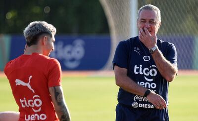 Julio Enciso y Gustavo Alfaro (d), jugador y entrenador de la selección de Paraguay respectivamente, en el entrenamiento del plantel en el Centro de Alto Rendimiento, en Ypané, Paraguay.