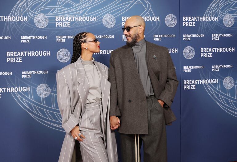 Alicia Keys y su esposo Swizz Beatz llegaron de la manito a los premios Breakthrough Prize en Santa Mónica, California. (Michael Tran / AFP)