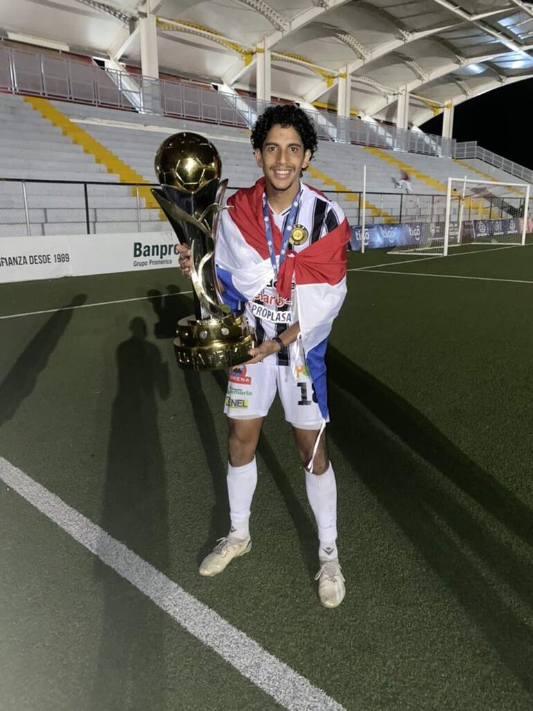 Renzo Domingo Carballo, campeón en Nicaragua con el Diriangén FC.