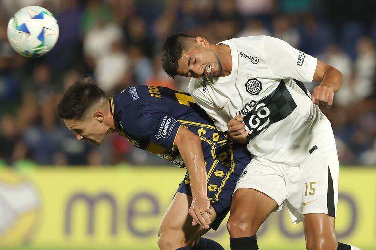 Fernando Romero de Trinidense disputan el balón con Mateo Gamarra, lindo duelo de la primera etapa.