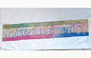 Mural con texto caligrafiado 'la torre di Babel' en tonalidades suaves de verde, amarillo, rosa y azul, sobre fondo blanco.