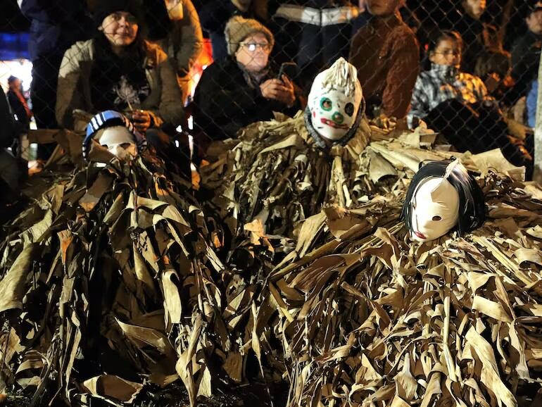 Los atuendos de los guaicurú son hechos de las hojas del banano seco.