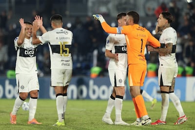 Futbolistas de Olimpia festejan la victoria lograda el miércoles contra Vasco da Gama en el Defensores del Chaco, por 3-1. El Decano del fútbol paraguayo pasó a comandar las posiciones del Grupo G.