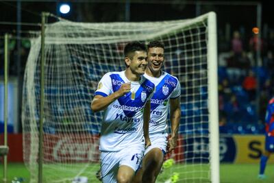 Richard Torales y Sergio Bareiro, de Ameliano, celebrando el tercer gol ante Cerro Porteño en Villa Elisa.