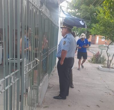 El comisario Victorino Espinoza conversando con familiares de la víctima y victimario de un presunto homicidio.