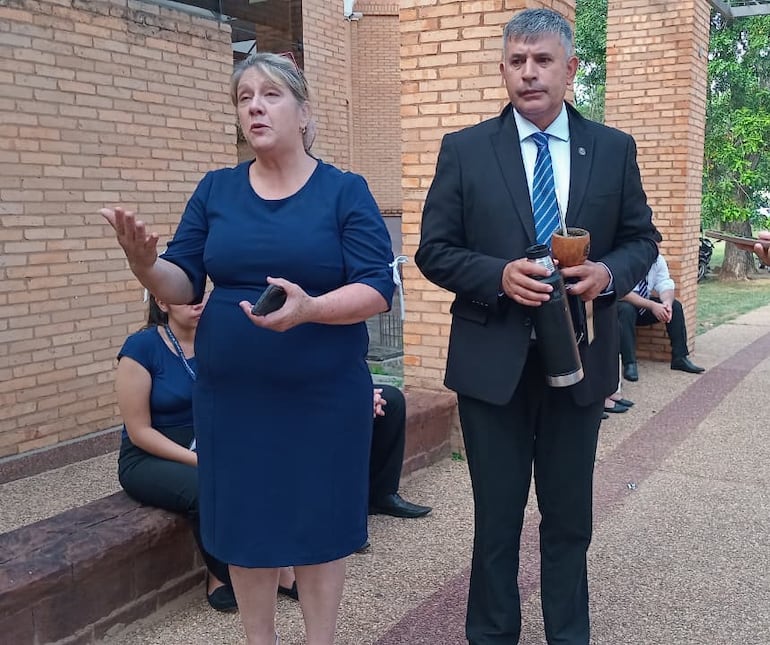 La presidenta del Consejo de Administración de la Circunscripción Judicial, Rosalinda Guens, acompañada del camarista Germán Leonardo Benítez, salió a dialogar con los funcionarios.