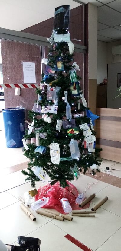 Arbolito de Navidad adornado con fotos de niños heridos por petardos como parte de una campaña impulsada por el Hospital de Trauma.
