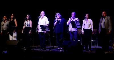 José Antonio Galeano (4° de izq. a der.) junto con las personas que integraron Sembrador en distintas etapas del grupo. Aquí cantando durante el lanzamiento del “Hojario” del protagonista, el pasado miércoles en la Manzana de la Rivera.
