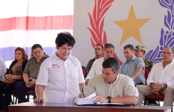 Santiago Peña firma un decreto sobre alcoholes y biocombustibles.