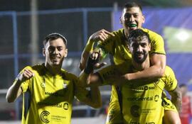 Junior Noguera, Wilfrido Báez y Richart Ortíz celebran uno de los cinco goles que concretó anoche el Canario para una gran victoria en Campo Grande.
