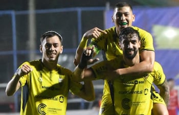 Junior Noguera, Wilfrido Báez y Richart Ortíz celebran uno de los cinco goles que concretó anoche el Canario para una gran victoria en Campo Grande.