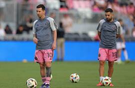 El argentino Lionel Messi (10) y el español Jordi Alba (18) fueron sancionados con un partido por la MLS (Major League Soccer) por no participar del All-Star.
