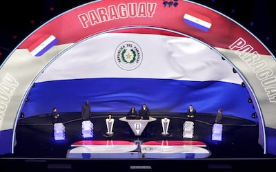 Los colores de la bandera paraguaya durante el sorteo de la fase de grupos del Mundial 2026 en el Kennedy Center, en Washington DC, Estados Unidos. 