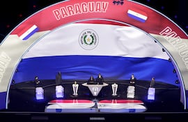 Los colores de la bandera paraguaya durante el sorteo de la fase de grupos del Mundial 2026 en el Kennedy Center, en Washington DC, Estados Unidos.