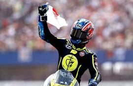 Ai Ogura, de Aprilia, celebra con la bandera de Japón en la mano derecha luego de triunfar en el GP de Países Bajos.