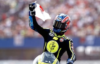 Ai Ogura, de Aprilia, celebra con la bandera de Japón en la mano derecha luego de triunfar en el GP de Países Bajos.