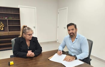 La presidenta del Consejo de Administración de la Circunscripción Judicial de Paraguarí, Dra. Rosalinda Guens, y el representante legal de BRITAM S.A., Fabián Giménez, firmaron el contrato.
