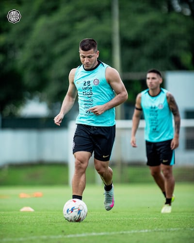 El volante Hugo Lorenzo Quintana Escobar (24 años), activando a la par de sus compañeros en los trabajos del plantel franjeado que se desarrolla en la Villa Olimpia.