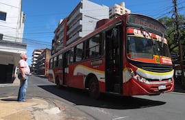Un bus transita por una calle del centro de Asunción este martes, en Asunción (Paraguay).