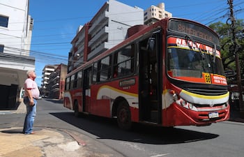 Un bus transita por una calle del centro de Asunción este martes, en Asunción (Paraguay).