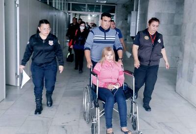 Nadir Drusila Ibarra, sindicada como testaferro de Cabeza Branca, es asistida tras sufrir una descompensación durante la audiencia preliminar.