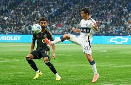 Adrián Andrés Cubas (29 años), integrante de la selección paraguaya y pieza fundamental en la estructura del Vancouver de Canadá, intenta controlar el balón ante Timothy Tillman, de Los Angeles FC.