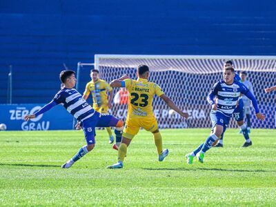 El defensor de Sportivo Trinidense, César Benítez intenta abortar el intento ofensivo del Sportivo 2 de Mayo comandado por Elías Alfonso.