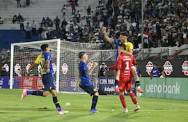 Tremenda celebración del Sportivo Luqueño, con el héroe de la noche, Nicolás Campisi, quien paró los lanzamientos de Gabriel Ávalos y Hugo Sandoval.