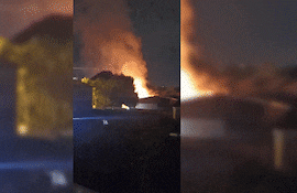 Voraz incendio consume depósito en Loma San Jerónimo.