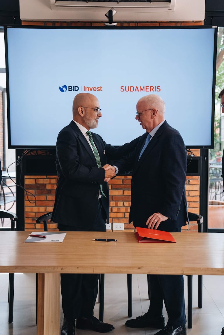 Alonso Chaverri-Suárez, representante del Grupo BID en Paraguay, y Conor McEnroy, presidente del Banco Sudameris.