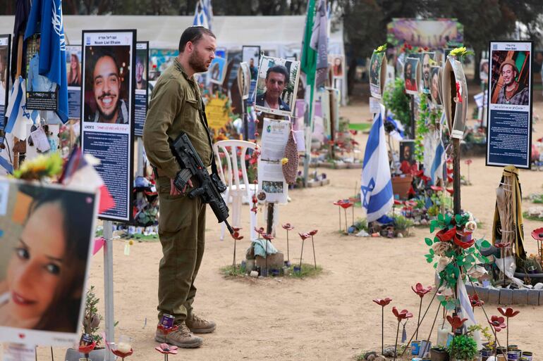 Un soldado israelí visita una instalación con fotografías de las víctimas de los ataques del 7 de octubre de 2023 en Israel, en el sitio del festival Nova, en Re'im, sur de Israel, el 16 de enero de 2025. Se esperaba que el gabinete de Israel se reuniera el 16 de enero para aprobar un acuerdo de alto el fuego y liberación de rehenes con Hamas, informaron los medios israelíes, un día después de que los mediadores anunciaran un acuerdo que esperan que conduzca a un fin permanente de la guerra de Gaza.