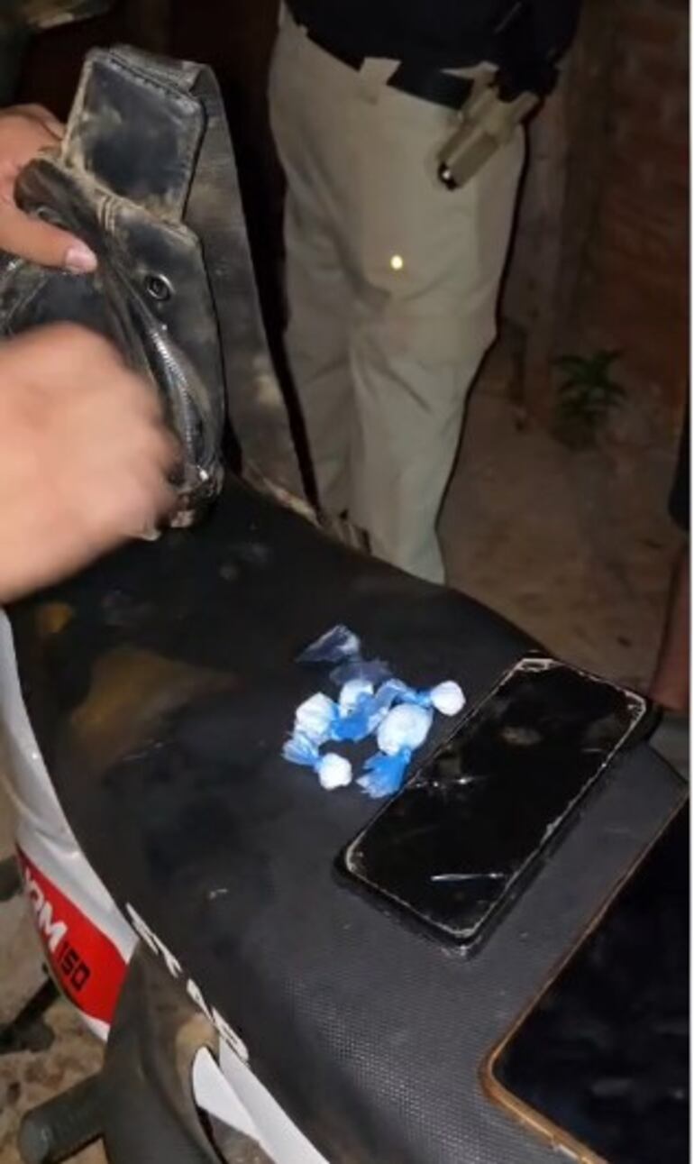 Un oficial departamento Antinarcdóticos revisa las dosis encontrada en el pequeño bolso del sospechoso interceptado.