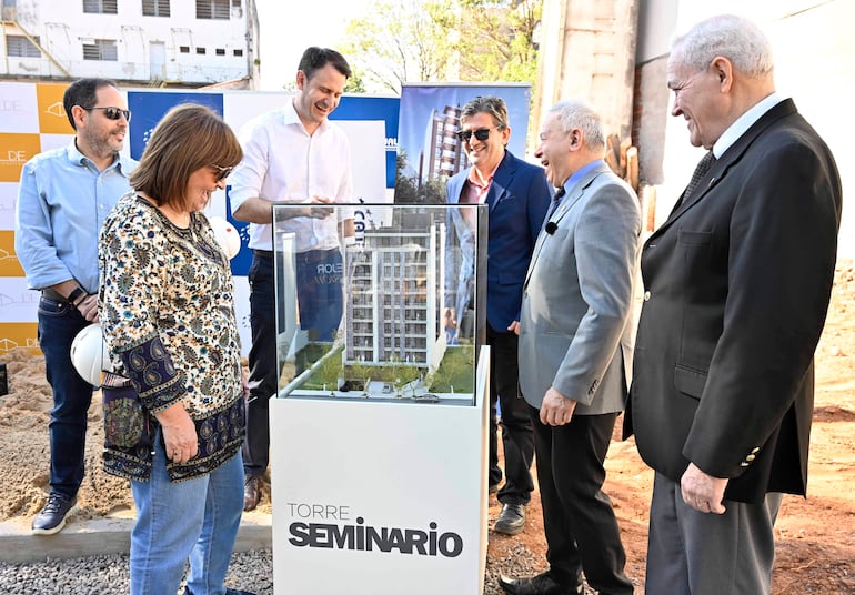 Representantes de la Caja Mutual, DE Constructora, funcionarios e invitados especiales participaron del acto de palada inicial de Torre Seminario.