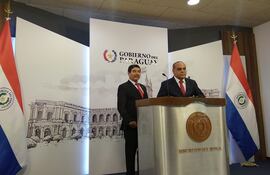 El senador Basilio "Bachi" Núñez en Mburuvichá Róga, anunció el pase del senador Carlos Núñez Agüero al cartismo.