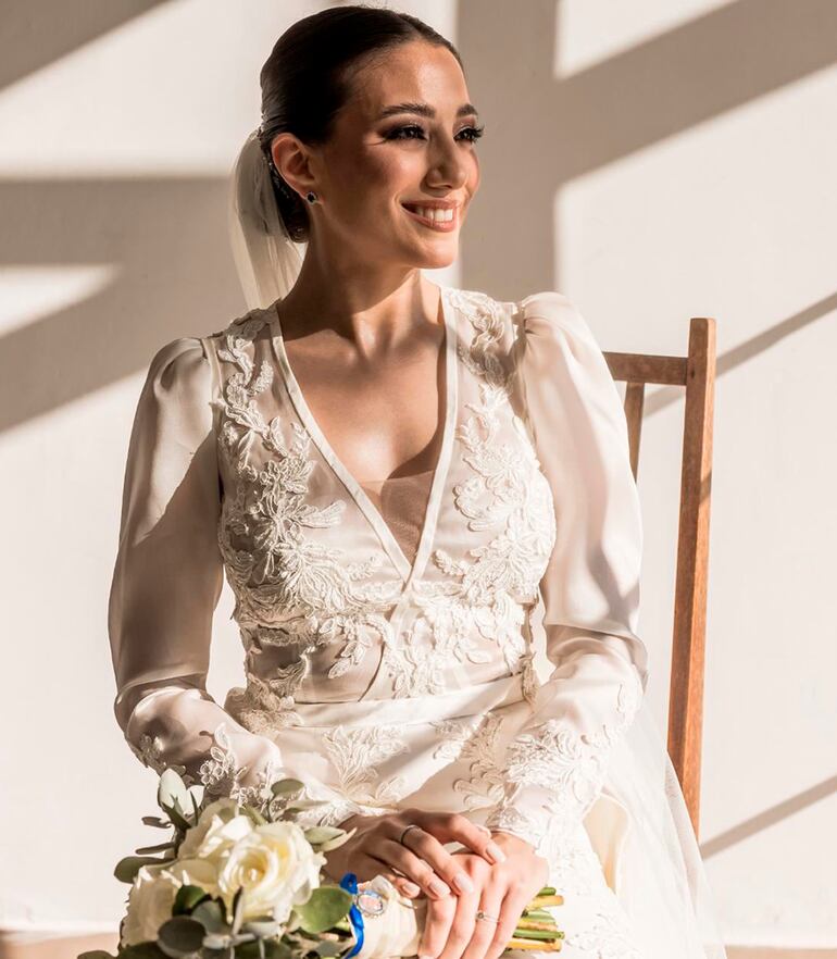 La novia lució deslumbrante con un vestido diseñado por Beverly Kuhl, el tocado fue una creación de Morel  Atelier y el ramo estuvo a cargo de La Efe.
