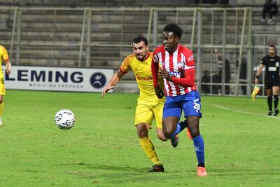 El atacante ecuatoriano, Maikel Caicedo escapa de la marca del capitán aurirrojo, Miguel Busto. (Foto: APF)
