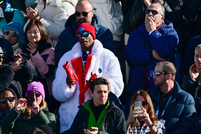 El rapero Snoop Dogg siempre presente alentando a los suyos, conmovido por lo sucedido con su compatriota Lindsey Vonn.