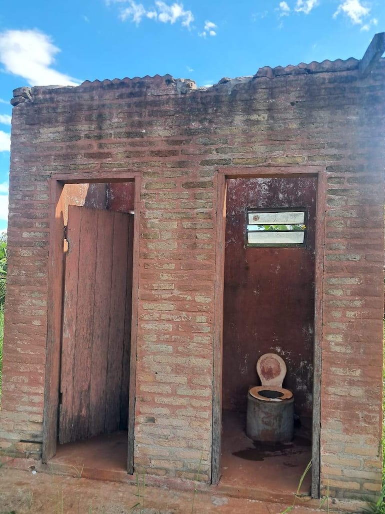 El baño en situación deplorable de la La escuela Básica N° 6223 Cacique Eusebio Benítez, ubicado en la comunidad indígena Ñu Hovy de Repatriación.