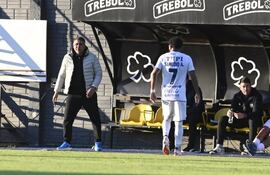 Pedro Sarabia dejó de ser el técnico de Ameliano