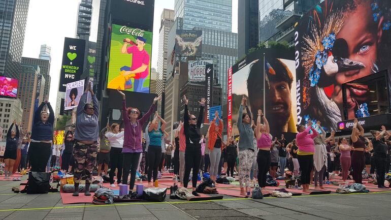 Decenas de personas practican hoy yoga en Times Square con motivo del Día Internacional del Yoga, en Nueva York (EE.UU).