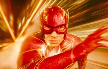 Ezra Miller protagoniza "Flash", interpretando al superhéroe de DC Cómics y a su alter ego Barry.