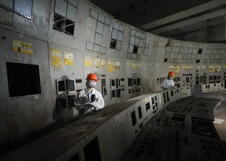 Visitantes en la sala de control del reactor 4 de la central nuclear de Chernóbil, en Chernóbil, Ucrania. Ucrania conmemorará el 40.º aniversario del desastre de Chernóbil el 26 de abril de 2026. La explosión del reactor 4 de la central nuclear de Chernóbil en la madrugada del 26 de abril de 1986 sigue considerándose el peor desastre nuclear hasta la fecha. 