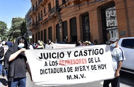 Organizaciones de víctimas de la dictadura realizaron ayer una manifestación frente a la sede del Ministerio de Hacienda.