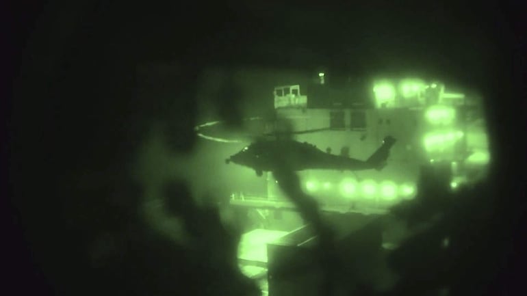 Captura del vídeo difundido por la CENTCOM que muestra el abordaje de un barco iraní que según EE.UU. intentaba burlar el bloqueo naval en el estrecho de Ormuz. 