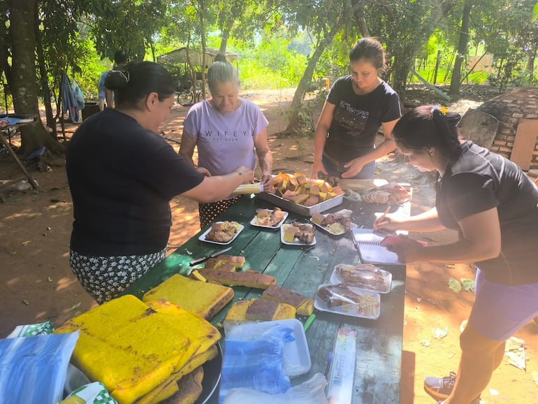 Las familias trabajan en conjunto para juntar el dinero y cubrir las obras.