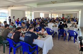 Un centenar de ajedrecistas, entre competidores y observadores asistieron a la jornada del domingo pasado en el Mbiguá.