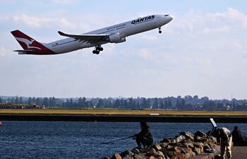 Fragmentos de neumático perforan el ala de un vuelo de Qantas.